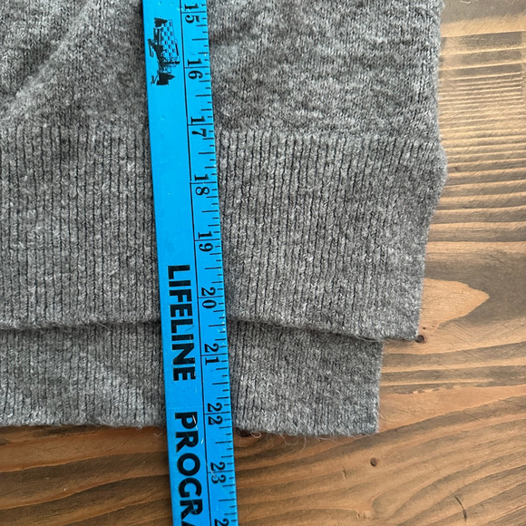 Women’s LOFT Outlet Gray Pearl Embellished Crewneck Sweater XL - Picture 8 of 8